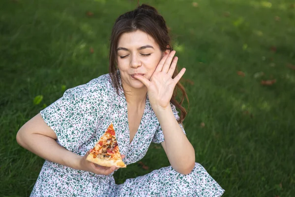 Cheerful Young Woman Piece Pizza Picnic Copy Space — Stok fotoğraf