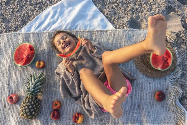 Little Funny Girl Fruits Picnic Rest Sea Sandy Beach — Foto de Stock