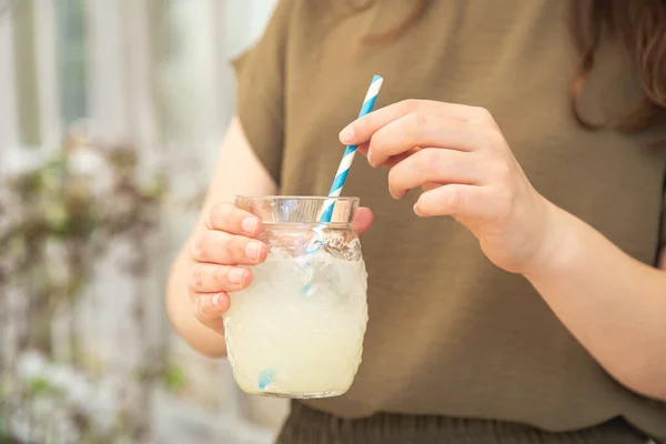 Close Glass Cooling Lemonade Female Hands — Foto Stock