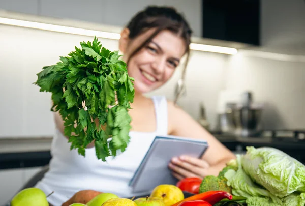 Una Joven Cocina Con Cuaderno Verduras Concepto Cocina Dieta Salud — Foto de Stock