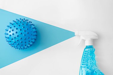 Renkli arka planda düz uzanma, cam ve yüzey temizleme spreyi, temizlik ve temizlik kavramı, minimalizm.