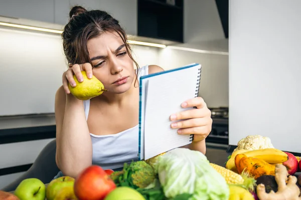 Een Jonge Vrouw Keuken Met Een Notitieblok Onder Groenten Het — Stockfoto