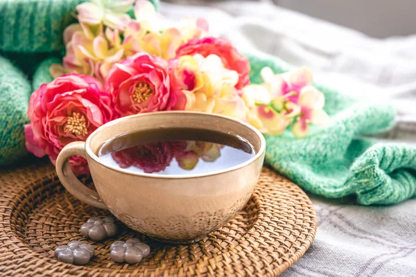 Nahaufnahme Eine Tasse Tee Auf Einem Ständer Bett Mit Blumen — Stockfoto