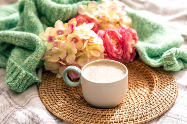 Composição Caseira Acolhedora Com Uma Xícara Cappuccino Flores Elemento Malha — Fotografia de Stock