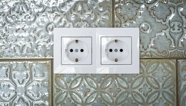 Beyaz Plastik Geçiş Anahtarları Beyaz Bir Duvarda Prizler Makro Çekim — Stok fotoğraf