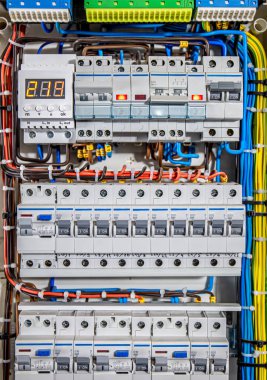 Santral ekipmanları. Girişim elektriklendirmesi için kalkan. Elektrik teçhizatını kontrol etmek için santral. Girişimdeki kablolarla ve anahtarlarla etiketlenmiş panel.