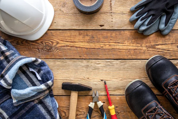 Composición Plana Con Herramientas Uniforme Trabajo Sobre Fondo Madera Espacio — Foto de Stock