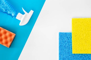 Renkli arka planda düz uzanma, cam ve yüzey temizleme spreyi, temizlik ve temizlik kavramı, minimalizm.