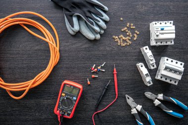 Ahşap arka plan üzerinde elektrik araçları ile düz yatıyordu kompozisyon.
