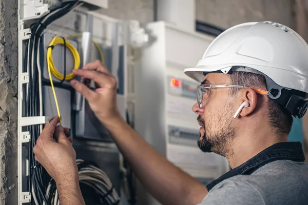 Technicien Électricité Qui Travaille Dans Standard Avec Des Fusibles Installation — Photo