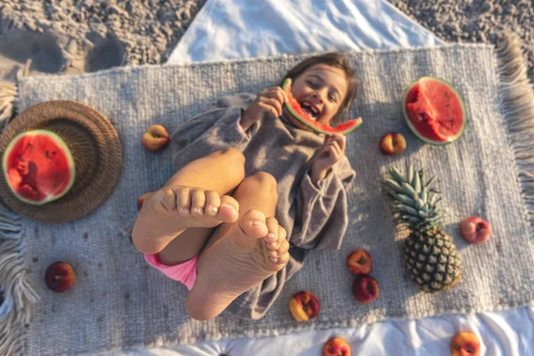 Little Funny Girl Fruits Picnic Rest Sea Sandy Beach — Fotografia de Stock