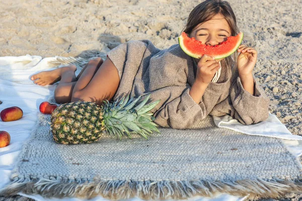 Menina Come Fruta Deitada Cobertor Praia — Fotografia de Stock