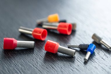 Renkli kollar, farklı kablo boyutları için bağlantı uçları. Elektrik kablolarını sıkıştırmak için bakır kollar. Yabani hayvanlar. Seçici odak.