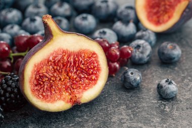 Kesikte olgun incir ve yakın plan böğürtlenli böğürtlen bileşimi.