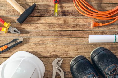 Düz konum, inşaat donanım araçları bina seti, ahşap arka planda aksesuarlar onarım.