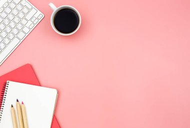 Düz yatış, pembe arka planda iş yeri, minimalizm, iş ve yaratıcılık kavramı.