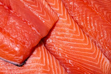 Kırmızı balık fileto eti yakın plan. Alabalık ya da somon, doku ve makro fotoğraf.