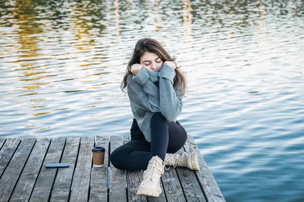 Eine Attraktive Junge Frau Pullover Sitzt Fluss Vor Dem Hintergrund — Stockfoto