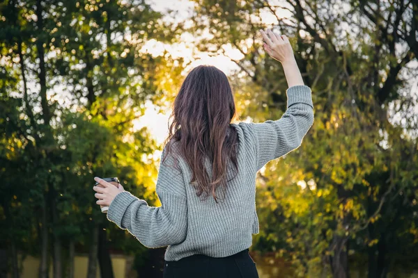 Seorang Wanita Muda Dalam Sweater Dengan Secangkir Kopi Alam Pada — Stok Foto