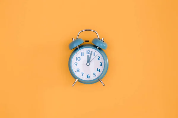 Blauer Wecker Auf Orangefarbenem Hintergrund Isoliert Flach Gelegt Konzeptioneller Minimalismus — Stockfoto