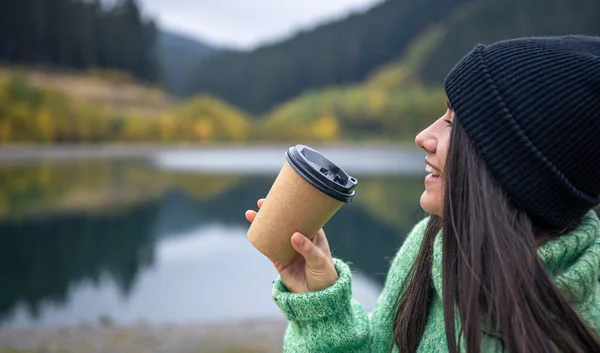 Eine Junge Frau Mit Schwarzem Hut Und Einer Tasse Kaffee — Stockfoto