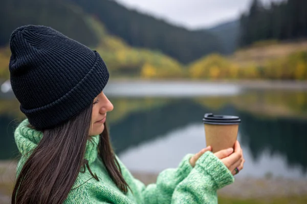 Eine Junge Frau Mit Schwarzem Hut Und Einer Tasse Kaffee — Stockfoto