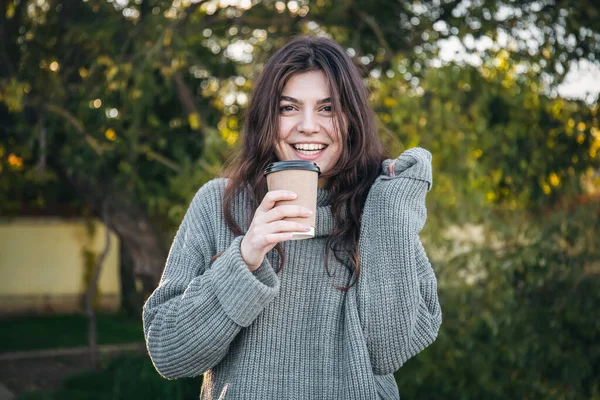 Uma Jovem Mulher Uma Camisola Com Uma Xícara Café Natureza — Fotografia de Stock