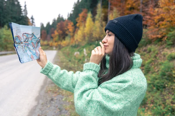 Eine Junge Frau Mit Einer Straßenkarte Wald Den Bergen Herbst — Stockfoto