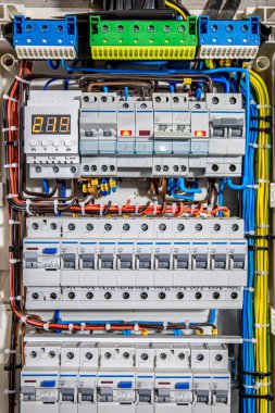 Santral ekipmanları. Girişim elektriklendirmesi için kalkan. Elektrik teçhizatını kontrol etmek için santral. Girişimdeki kablolarla ve anahtarlarla etiketlenmiş panel.