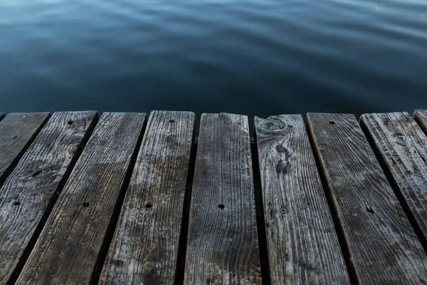 Ξύλινες Σανίδες Και Νερό Τοιχοποιία Στη Λίμνη Close Διαφορά Υφής — Φωτογραφία Αρχείου