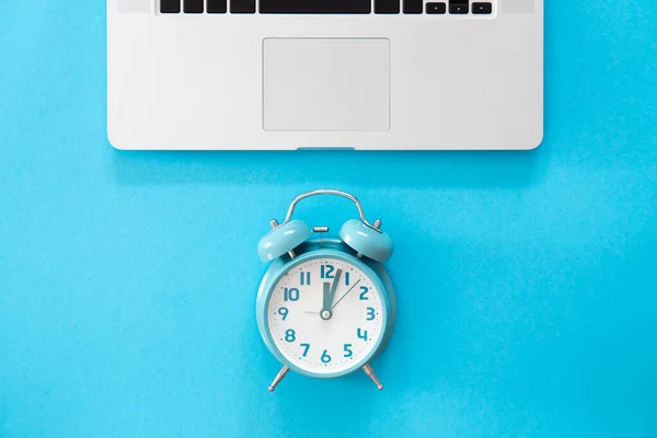 Relógio Despertador Laptop Fundo Azul Flat Lay Minimalismo Conceitual — Fotografia de Stock