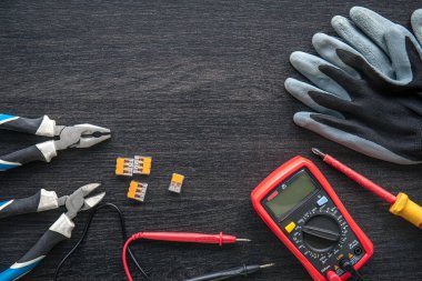 Ahşap arka plan üzerinde elektrik araçları ile düz yatıyordu kompozisyon.