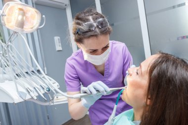 Muayene ağız boşluğu ya da tedavi dişleri, ziyaretçi diş muayenehanesi, yumuşak odaklı arka plan