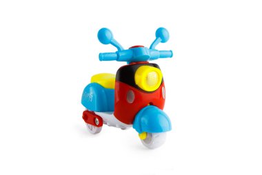 Beyaz arkaplanda renkli scooter