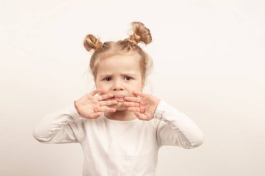 Işıklı arka planda güzel küçük bir kız