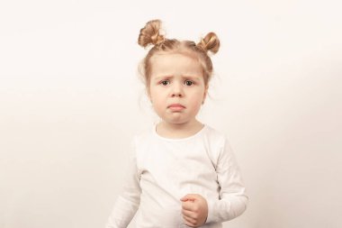 Işıklı arka planda güzel küçük bir kız