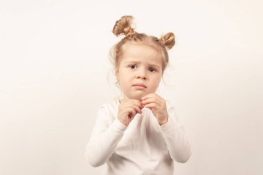 Işıklı arka planda güzel küçük bir kız