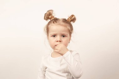 Işıklı arka planda güzel küçük bir kız