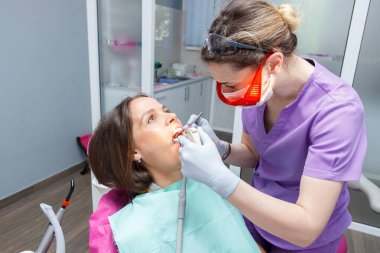 Muayene ağız boşluğu ya da tedavi dişleri, ziyaretçi diş muayenehanesi, yumuşak odaklı arka plan