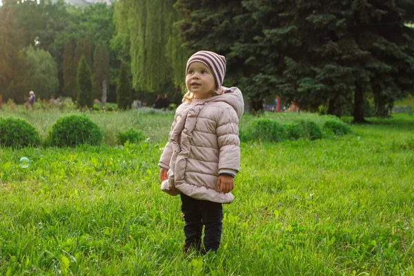 Klein Schattig Meisje Het Park Zachte Focus Achtergrond — Stockfoto