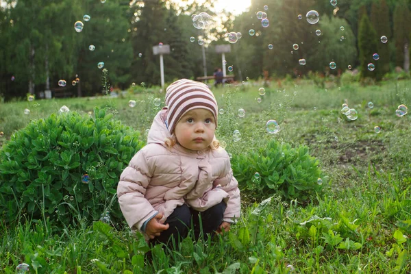 Klein Schattig Meisje Het Park Zachte Focus Achtergrond — Stockfoto