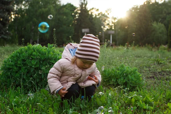 Klein Schattig Meisje Het Park Zachte Focus Achtergrond — Stockfoto