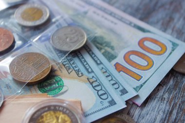 Farklı koleksiyoncu paraları ve banknotlarının arkaplanı, üst görünüm