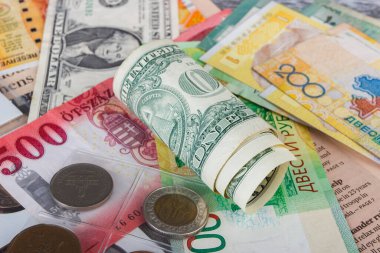 Farklı koleksiyoncu paraları ve banknotlarının arkaplanı, üst görünüm