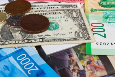 Farklı koleksiyoncu paraları ve banknotlarının arkaplanı, üst görünüm