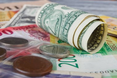 Farklı koleksiyoncu paraları ve banknotlarının arkaplanı, üst görünüm