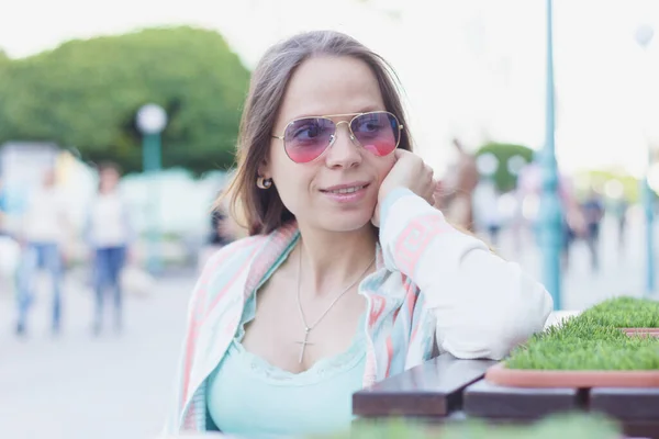 Mooie Vrouw Zit Bank Zachte Focus Achtergrond — Stockfoto