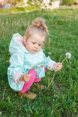 Parktaki küçük tatlı kız, yumuşak odaklı arka plan.