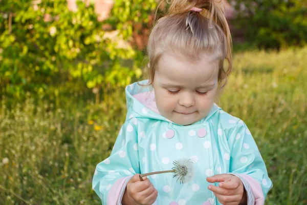 Klein Schattig Meisje Het Park Zachte Focus Achtergrond — Stockfoto