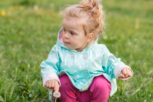 Klein Schattig Meisje Het Park Zachte Focus Achtergrond — Stockfoto